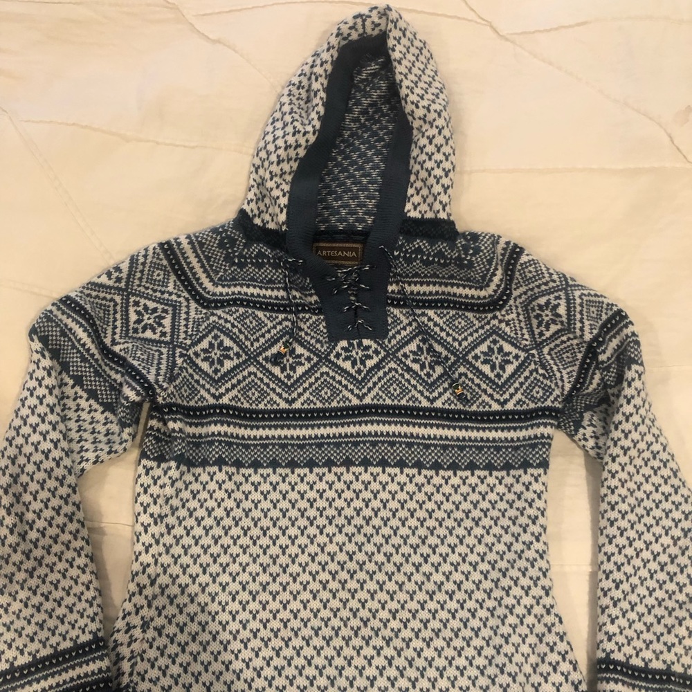 Artisana handmade in Peru hooded sweater size M